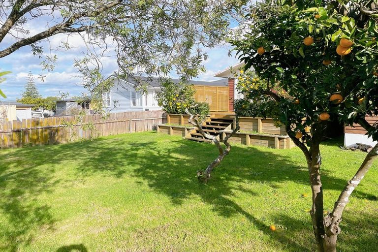 Photo of property in 39 Megan Avenue, Pakuranga Heights, Auckland, 2010