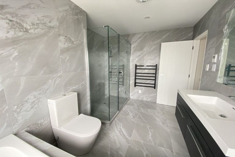 Photo of property in 24 Lorikeet Place, Unsworth Heights, Auckland, 0632