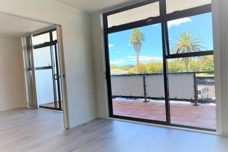 Photo of property in 4/372 Rosedale Road, Rosedale, Auckland, 0632