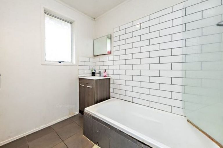 Photo of property in 14 Frobisher Way, Clendon Park, Auckland, 2103