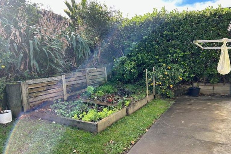 Photo of property in 24 Laly Haddon Place, Matakana, 0985
