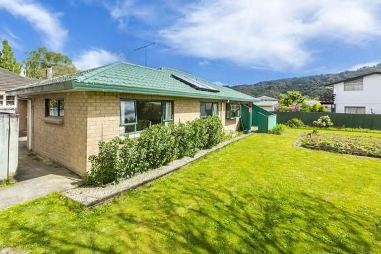 Photo of property in 20a Oxford Crescent, Ebdentown, Upper Hutt, 5018