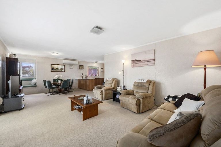 Photo of property in 96 Unsworth Drive, Unsworth Heights, Auckland, 0632
