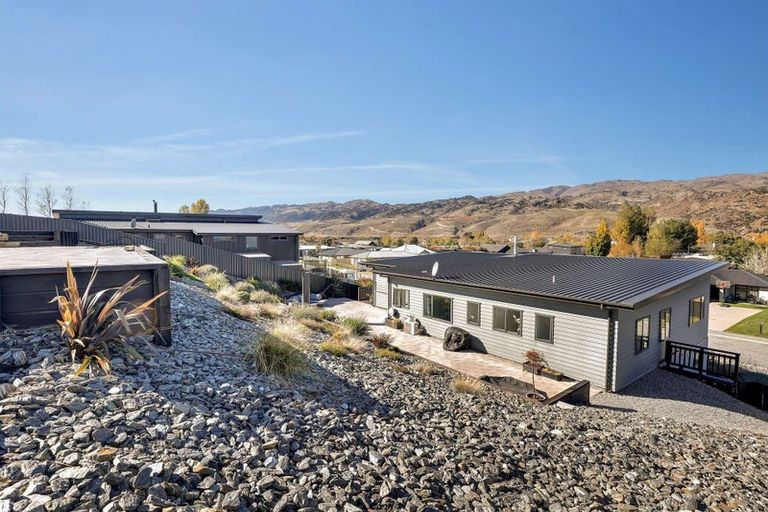 Photo of property in 71 Stratford Drive, Mount Pisa, Cromwell, 9383