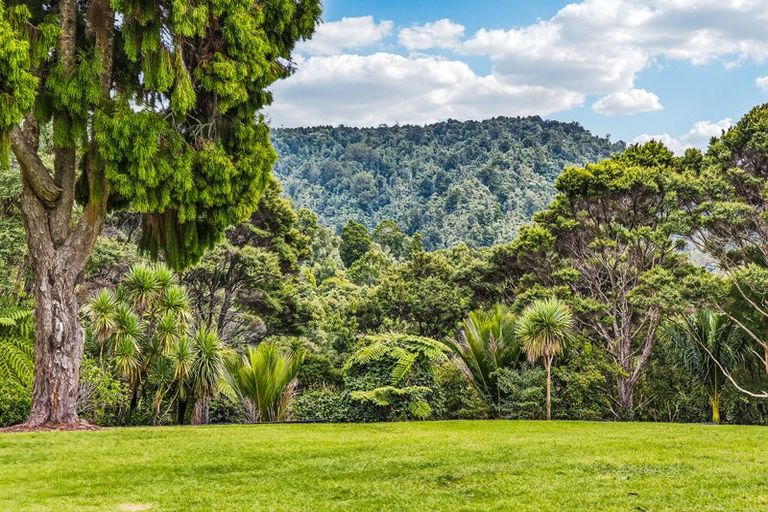 Photo of property in 6 Walker Road, Henderson Valley, Auckland, 0612