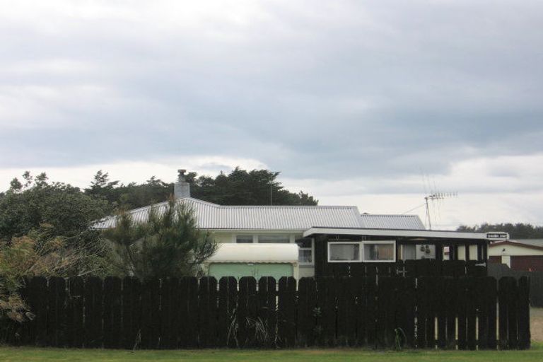 Photo of property in 11 Bond Street, Foxton Beach, Foxton, 4815