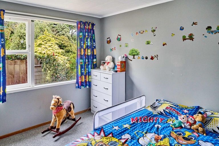 Photo of property in 27 Griffiths Grove, Newlands, Wellington, 6037