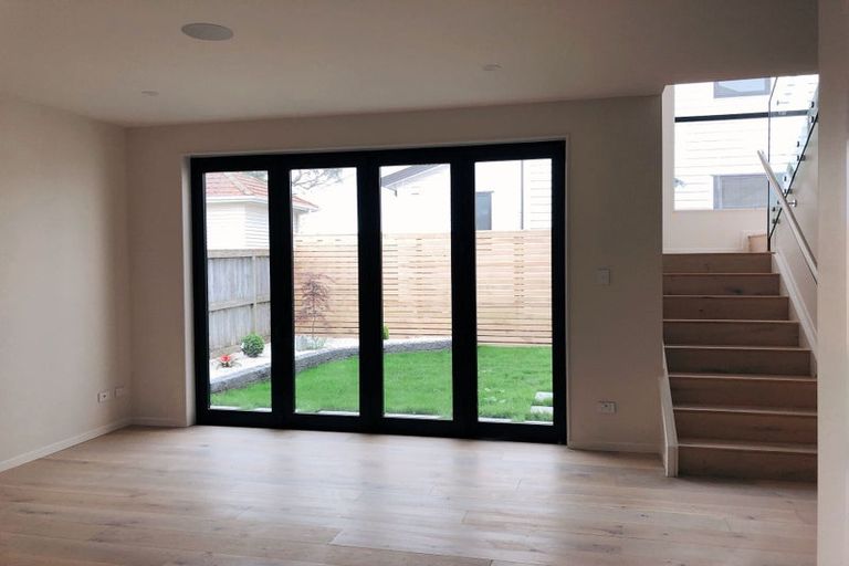 Photo of property in 33a Roberts Avenue, Bayswater, Auckland, 0622