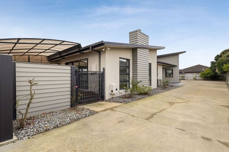 Photo of property in 6 Trump Place, Kelvin Grove, Palmerston North, 4414