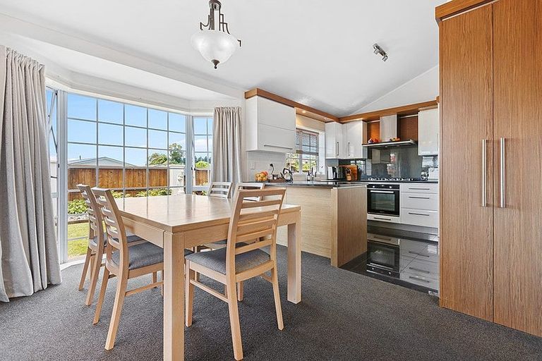 Photo of property in 35 Heta Road, Highlands Park, New Plymouth, 4312