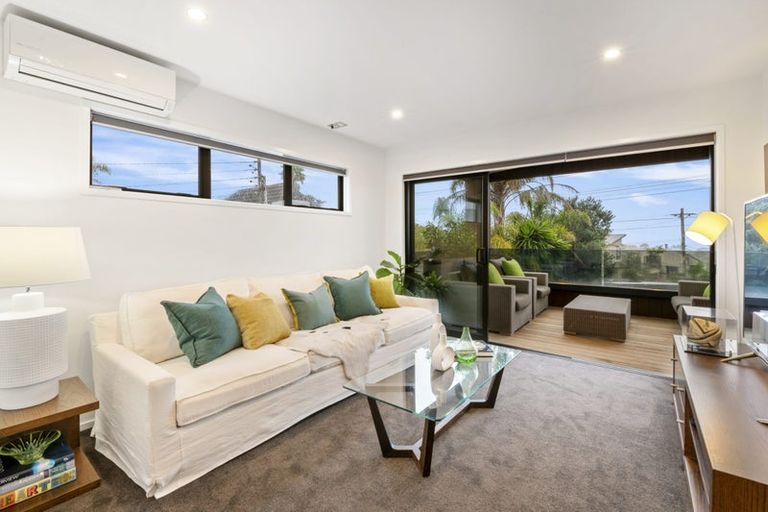 Photo of property in 136 East Coast Road, Forrest Hill, Auckland, 0620