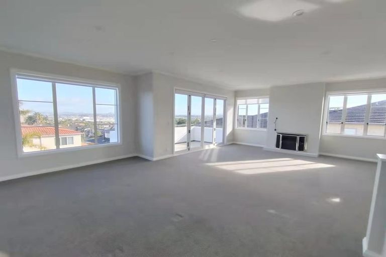 Photo of property in 56 Moyrus Crescent, East Tamaki Heights, Auckland, 2016
