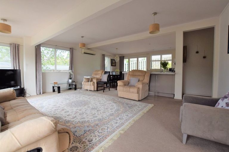 Photo of property in 21 Grassmere Road, Henderson Valley, Auckland, 0612