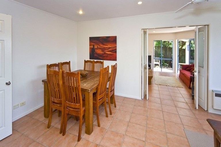 Photo of property in 82 Buscomb Avenue, Henderson, Auckland, 0610