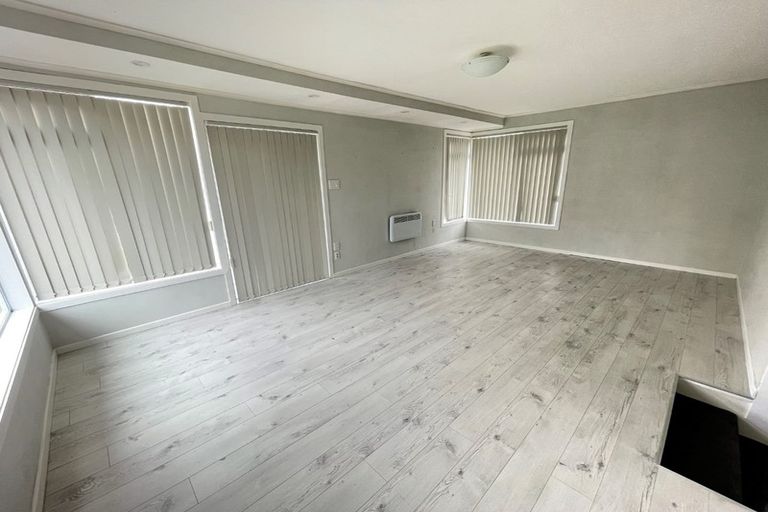 Photo of property in 90 Cliff View Drive, Green Bay, Auckland, 0604