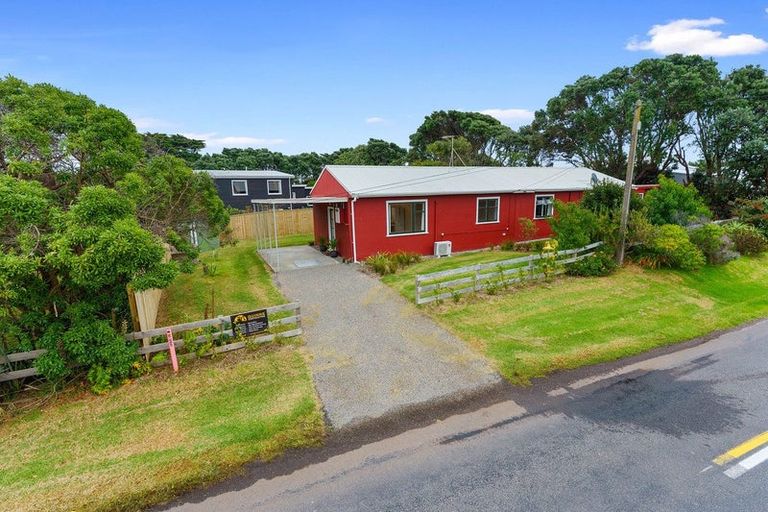 Photo of property in 323 Te Horo Beach Road, Te Horo Beach, Otaki, 5581