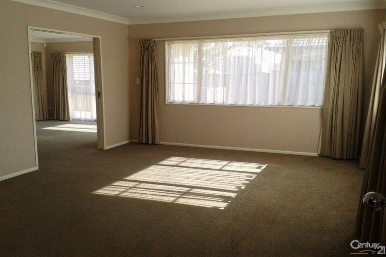 Photo of property in 5 Lorenzo Way, Flat Bush, Auckland, 2016