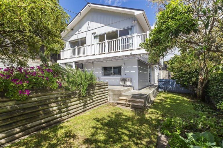 Photo of property in 20 Melbourne Road, Island Bay, Wellington, 6023