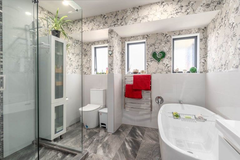 Photo of property in 11 Ruapehu Drive, Fitzherbert, Palmerston North, 4410