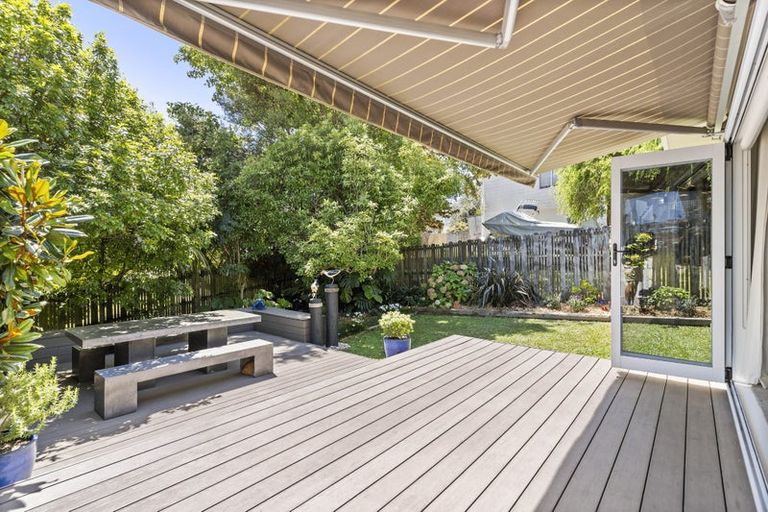 Photo of property in 6 Mallard Place, Unsworth Heights, Auckland, 0632