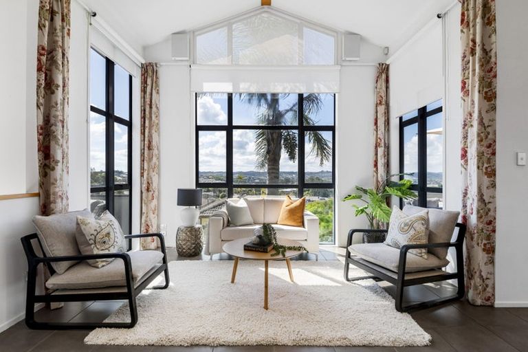 Photo of property in 15 Seagate Place, Red Beach, 0932