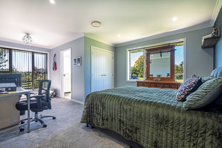 Photo of property in 2 Tutakarae Road, Kelvin Grove, Palmerston North, 4470
