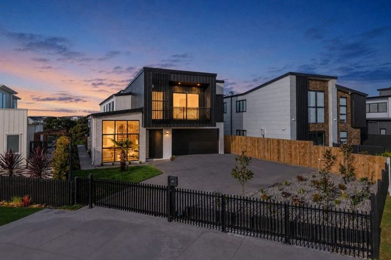 Photo of property in 18 Pukeko Road, Hobsonville, 0616