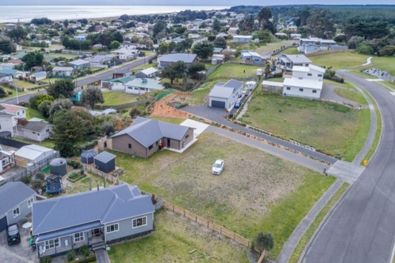 Photo of property in 14 Taonui Street, Waitarere Beach, Levin, 5510