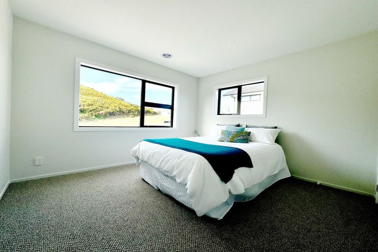 Photo of property in 50 Farnworth Terrace, Glenside, Wellington, 6037