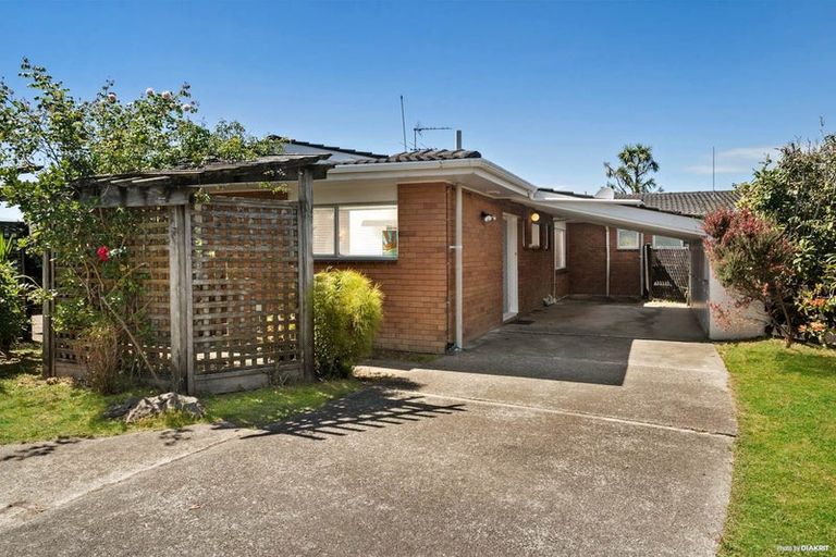 Photo of property in 2/957a Beach Road, Torbay, Auckland, 0630