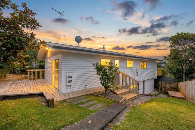 Photo of property in 3 Idyll Place, Northcross, Auckland, 0632
