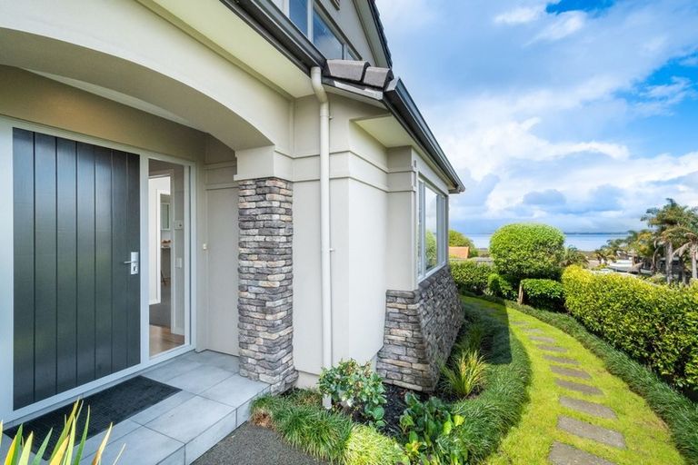 Photo of property in 2 Oakpark Place, West Harbour, Auckland, 0618