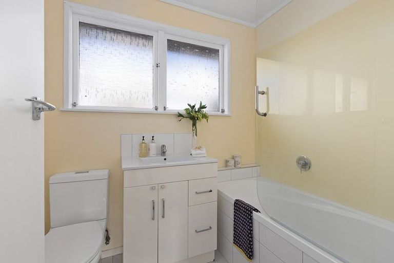 Photo of property in 2/10 Agincourt Street, Glenfield, Auckland, 0629