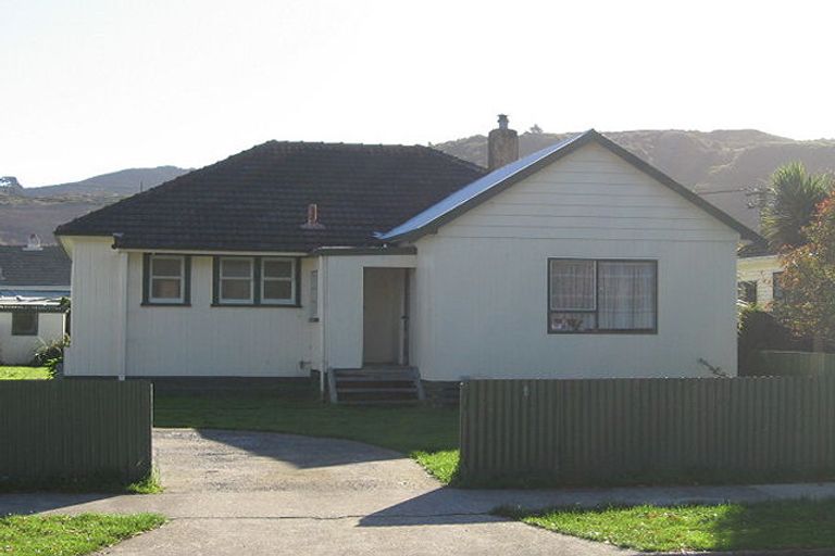Photo of property in 35 Petherick Street, Taita, Lower Hutt, 5011