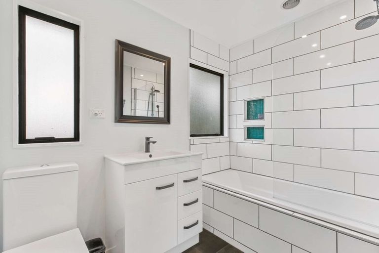 Photo of property in 2/7 Maywood Crescent, Glen Eden, Auckland, 0602