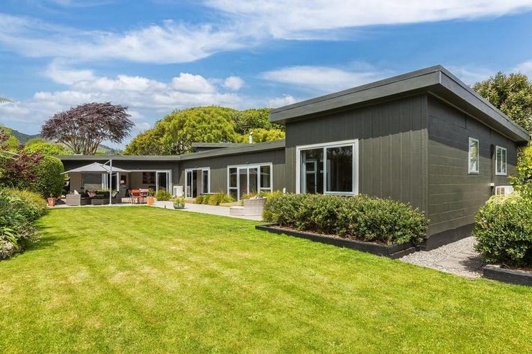 Photo of property in 19 Fleetwood Grove, Waikanae, 5036