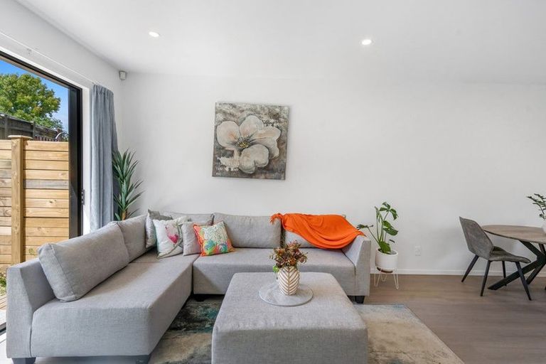 Photo of property in 43c Fitzherbert Avenue, West Harbour, Auckland, 0618