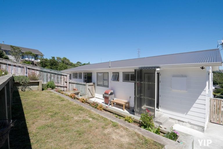 Photo of property in 9a Pimlico Place, Newlands, Wellington, 6037
