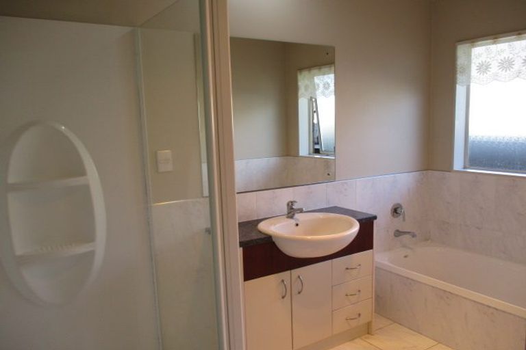 Photo of property in 12 Ballydonegan Rise, East Tamaki, Auckland, 2013