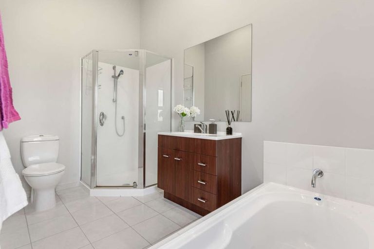 Photo of property in 2/40 Scarlet Oak Drive, Schnapper Rock, Auckland, 0632