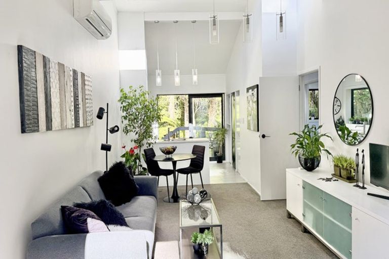 Photo of property in 1/9a Wyvern Place, Glenfield, Auckland, 0629