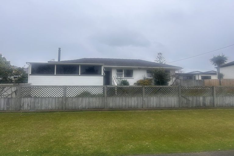 Photo of property in 2a Chapman Road, Te Atatu Peninsula, Auckland, 0610