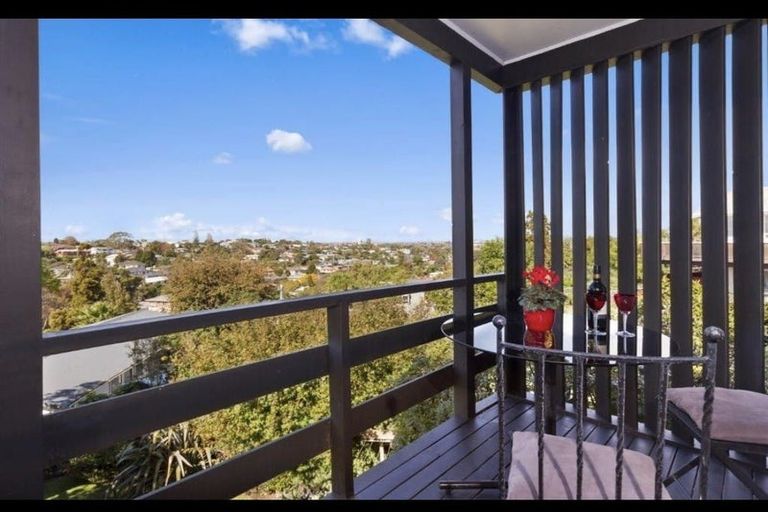 Photo of property in 15 Ravenwood Drive, Forrest Hill, Auckland, 0620