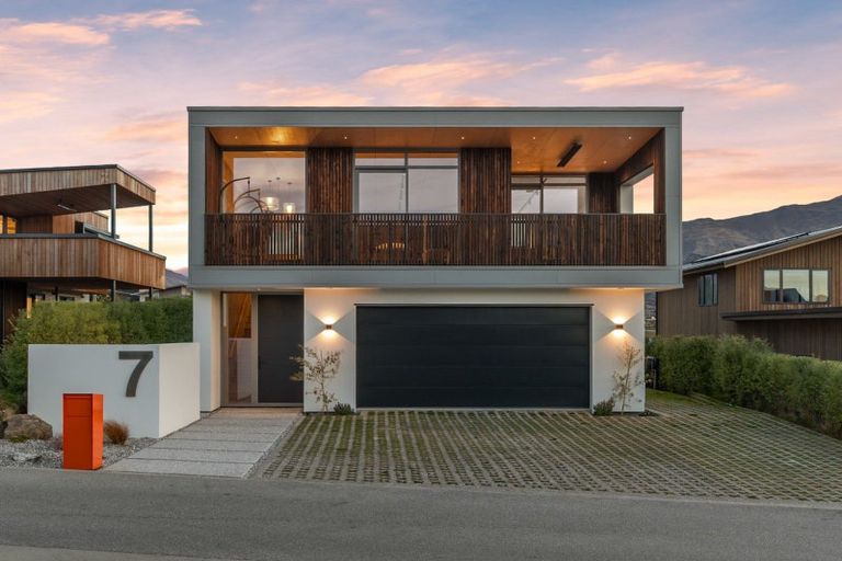 Photo of property in 7 Tuke Lane, Wanaka, 9305