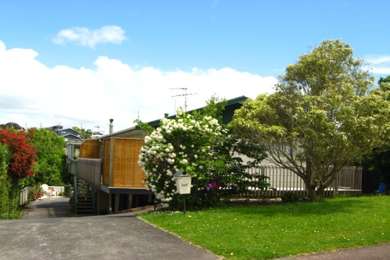 Photo of property in 1/5 Zita Avenue, Matakatia, Whangaparaoa, 0930
