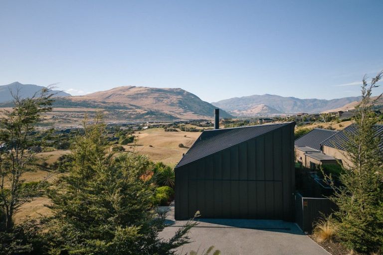 Photo of property in 14 Caithness Court, Jacks Point, Queenstown, 9371