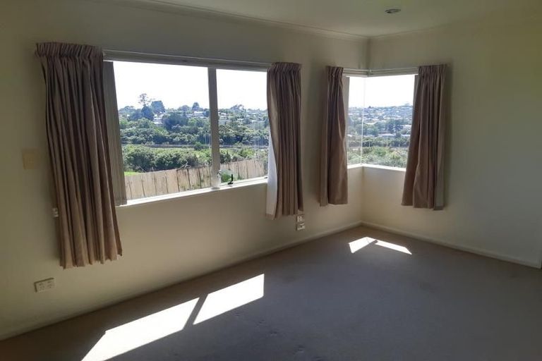 Photo of property in 4 Highgrove Lane, Totara Vale, Auckland, 0632