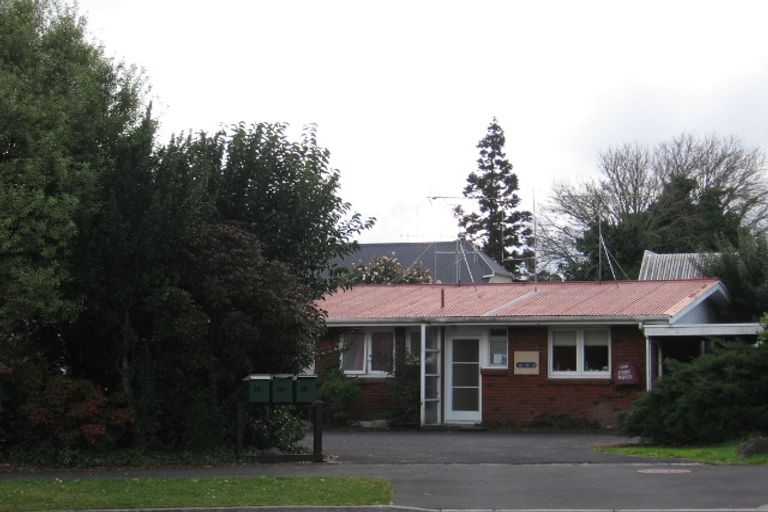 Photo of property in 2/15 Tralee Place, Hillcrest, Hamilton, 3216