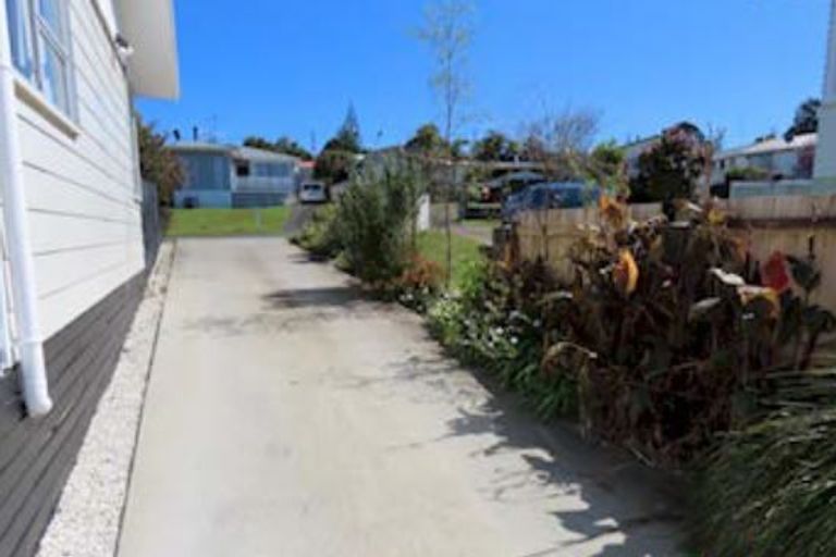 Photo of property in 3 Blue Way, Glendene, Auckland, 0602