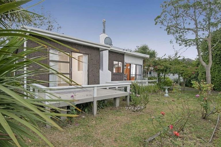 Photo of property in 21 Ranui Station Road, Ranui, Auckland, 0612